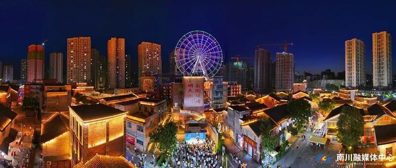 东街正在打造“烟火南川·东街烧烤”为主题的烧烤聚集区，以烧烤为“烟火气”代表，成为南川夜市经济独有特色。甘昊旻_副本.jpg